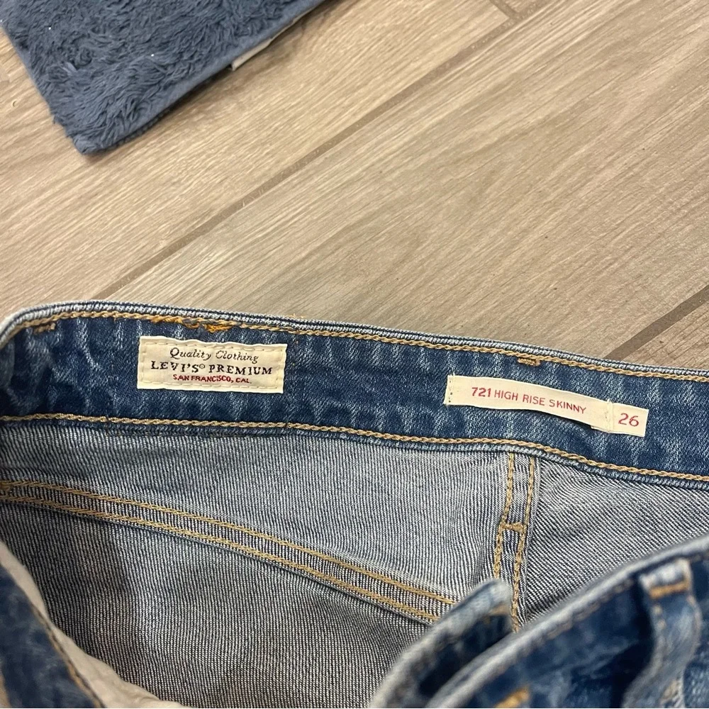 Levi 721 High Rise Ripped Skinny Jeans - Picture 2 of 6